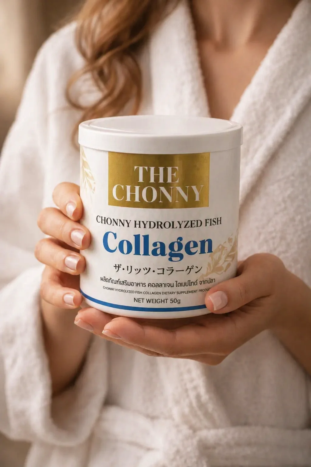 มือถือขวด Chonny Collagen ในธรรมชาติ